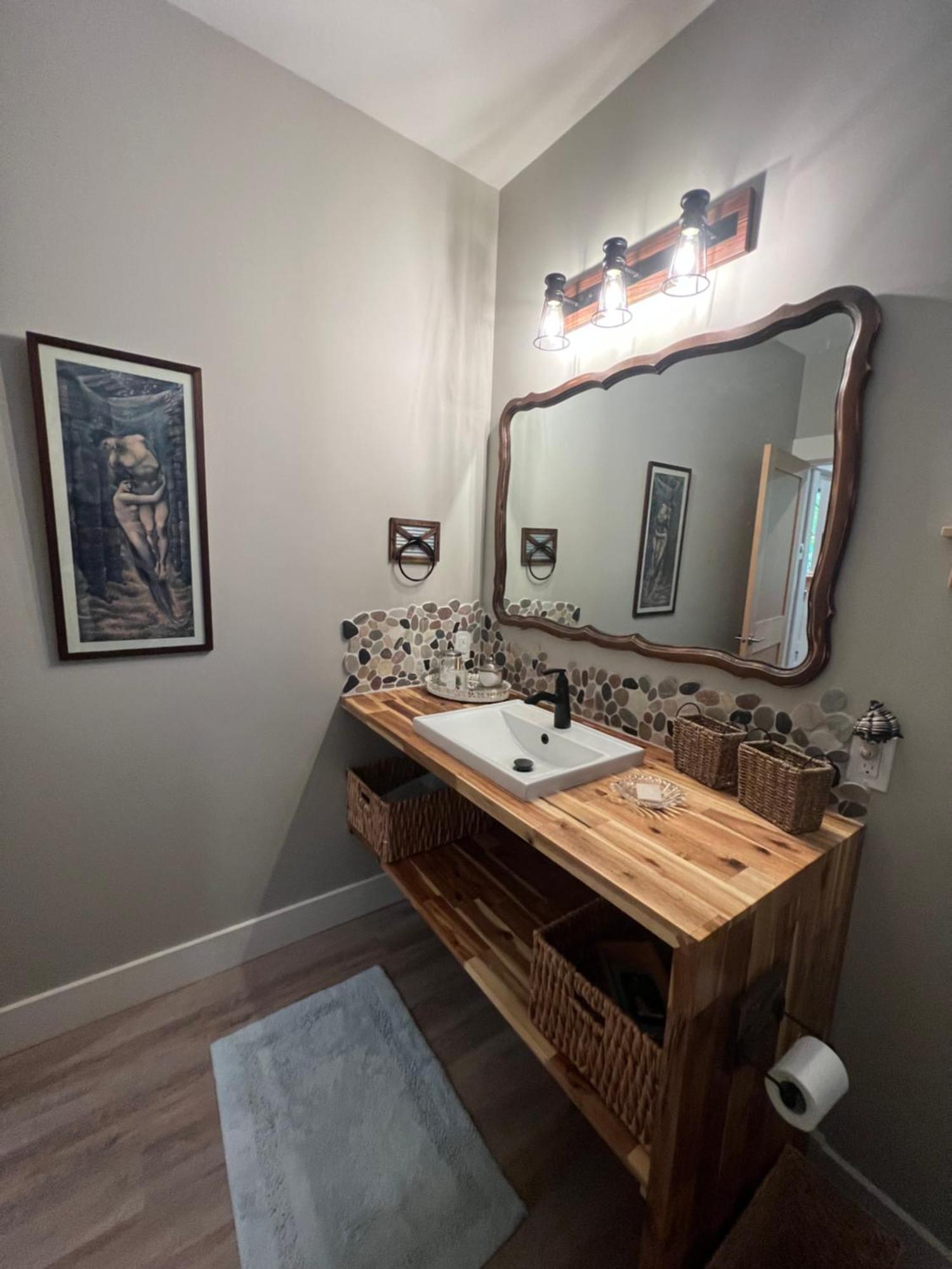 Cowichan Valley Guest Cottage เลดีสมิธ ภายนอก รูปภาพ