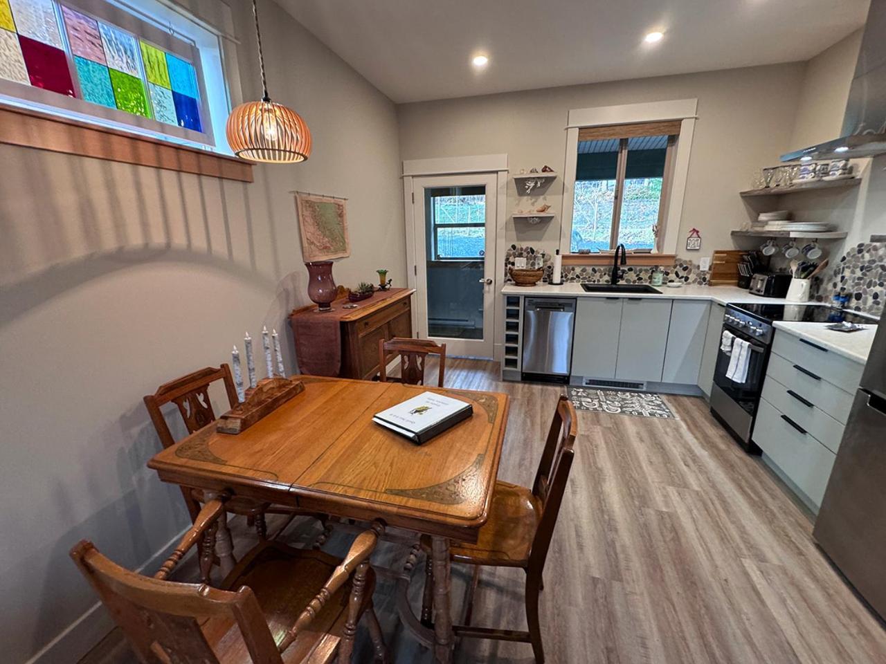Cowichan Valley Guest Cottage เลดีสมิธ ภายนอก รูปภาพ